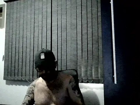 Snapshot of hairybeartopdominant chatting on 12/19/25, 01:02 hairybeartopdominant online show from 12/19/25, 01:02