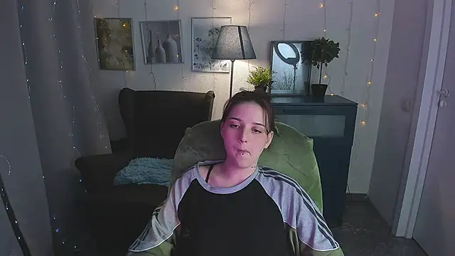 Snapshot of SarahShelby chatting on 06/13/26, 05:00 SarahShelby online show from 06/13/26, 05:00