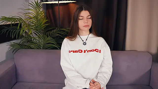 Snapshot of NeidaGowing chatting on 12/21/25, 08:05 NeidaGowing online show from 12/21/25, 08:05