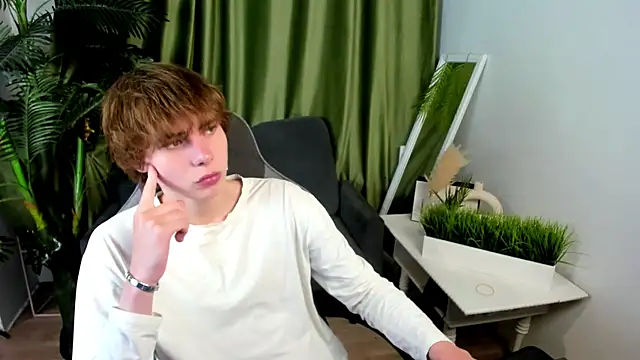 andyyzzz online show from 06/28/26, 07:53