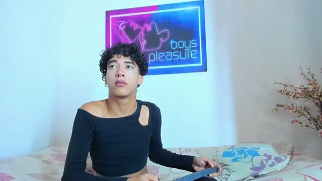 Snapshot of Pleasure_boys_hot chatting on 04/05/26, 05:41 Pleasure boys hot online show from 04/05/26, 05:41