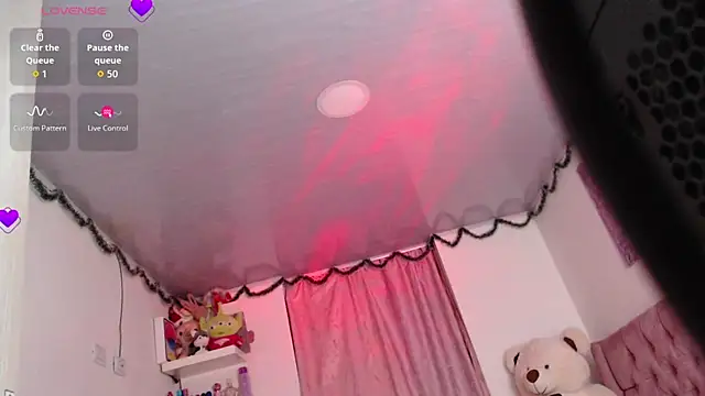 Snapshot of violett_brown9 chatting on 06/25/26, 07:02 violett brown9 online show from 06/25/26, 07:02