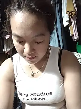 Snapshot of Lucky_cutee chatting on 05/21/26, 06:44 Lucky cutee online show from 05/21/26, 06:44