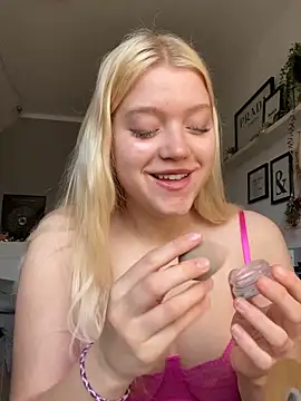 EmmiPemmi online show from 04/18/26, 06:05