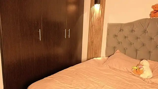 cute emmma online show from 04/17/26, 11:02