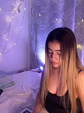 Snapshot of cute_emmma chatting on 01/18/26, 04:38 cute emmma online show from 01/18/26, 04:38