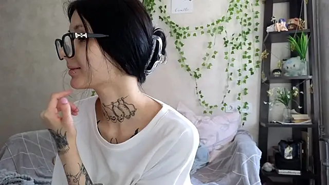 LeonaHinnes online show from 05/26/26, 10:02