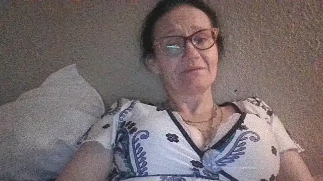 Snapshot of CrownedCuppa chatting on 04/08/26, 09:16 CrownedCuppa online show from 04/08/26, 09:16