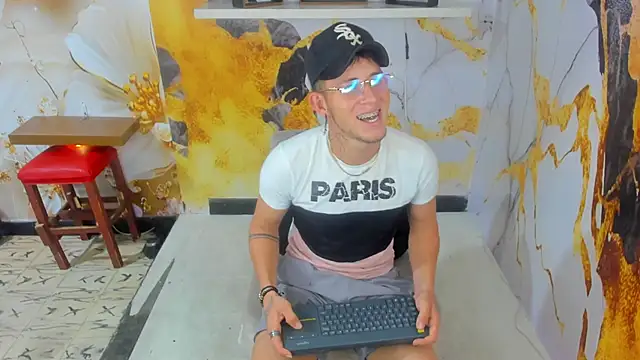 Chuck LatinBoy online show from 12/21/25, 05:47