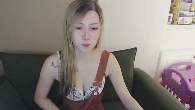 Snapshot of whitecat13 chatting on 04/21/26, 11:17 whitecat13 online show from 04/21/26, 11:17