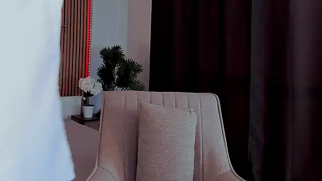 Snapshot of EmeraldGlow chatting on 04/10/26, 02:35 EmeraldGlow online show from 04/10/26, 02:35