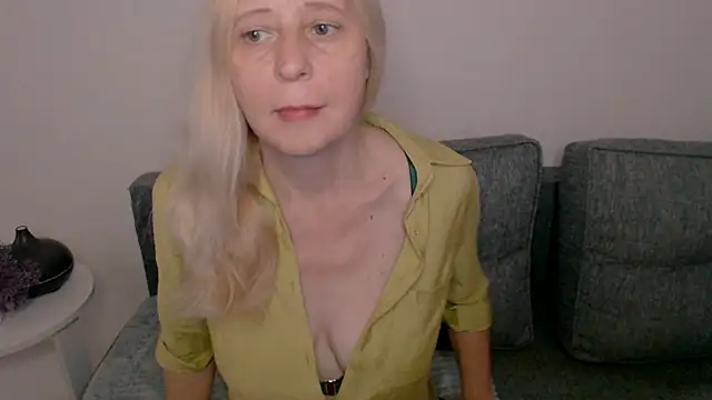 Snapshot of MiLenaMilf chatting on 09/10/25, 07:18 MiLenaMilf online show from 09/10/25, 07:18