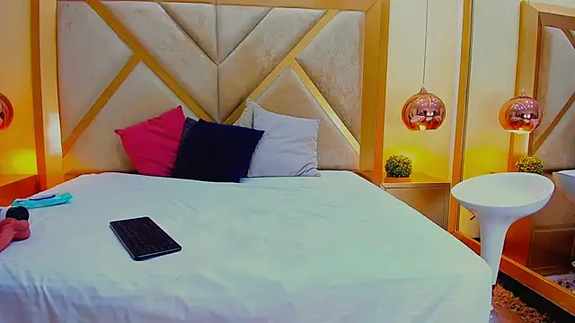 ElenaWatsonn online show from 04/17/26, 08:11