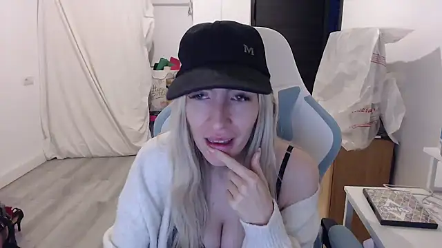 BarbieBlondieGirl online show from 02/18/26, 06:04