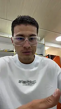 Snapshot of Latin_Paisa_Boy chatting on 02/17/26, 07:44 Latin Paisa Boy online show from 02/17/26, 07:44