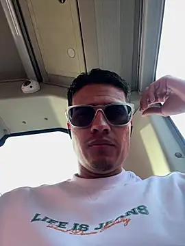 Snapshot of Latin_Paisa_Boy chatting on 02/28/26, 01:00 Latin Paisa Boy online show from 02/28/26, 01:00