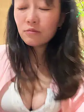 Snapshot of Molly-xiao chatting on 05/11/26, 04:04 Molly-xiao online show from 05/11/26, 04:04