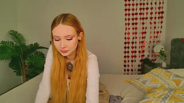 Snapshot of Zoe__Page chatting on 02/13/26, 01:44 Zoe Page online show from 02/13/26, 01:44