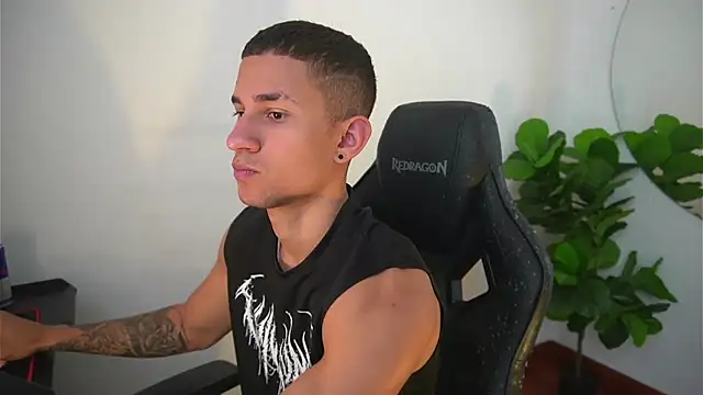 Snapshot of Thin_tommy11 chatting on 12/22/25, 07:47 Thin tommy11 online show from 12/22/25, 07:47