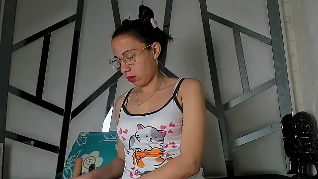 Lunahot68 online show from 04/25/26, 02:47