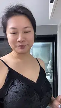 Snapshot of mo-mo-69 chatting on 04/13/26, 08:29 mo-mo-69 online show from 04/13/26, 08:29