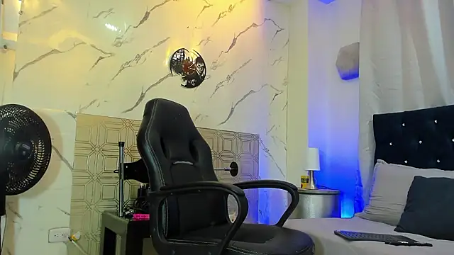 Snapshot of asher_lux chatting on 02/25/26, 08:08 asher lux online show from 02/25/26, 08:08