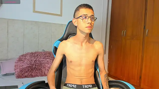 Snapshot of asher_lux chatting on 01/05/26, 08:56 asher lux online show from 01/05/26, 08:56