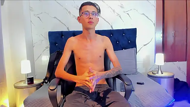 Snapshot of asher_lux chatting on 02/19/26, 09:01 asher lux online show from 02/19/26, 09:01