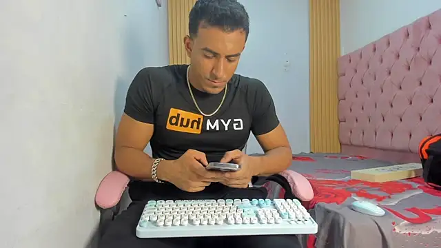 Snapshot of axelsavage042 chatting on 01/12/26, 07:42 axelsavage042 online show from 01/12/26, 07:42