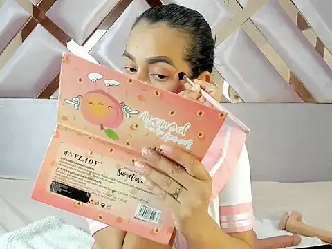 MiaKleinX online show from 04/10/26, 09:22