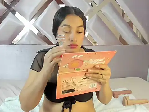 MiaKleinX online show from 04/08/26, 11:17