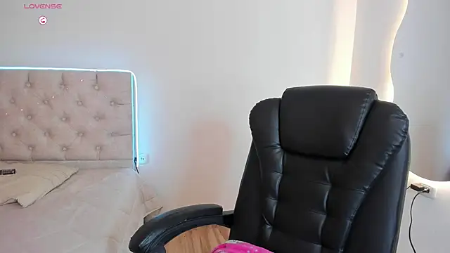 Snapshot of Diamond__cherry69 chatting on 02/18/26, 01:51 Diamond cherry69 online show from 02/18/26, 01:51