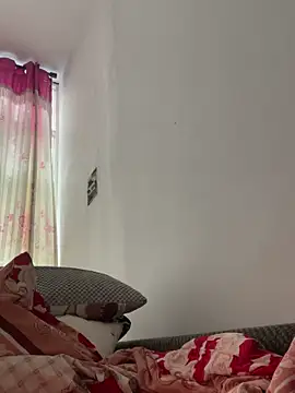 Faded pink online show from 02/04/26, 01:22