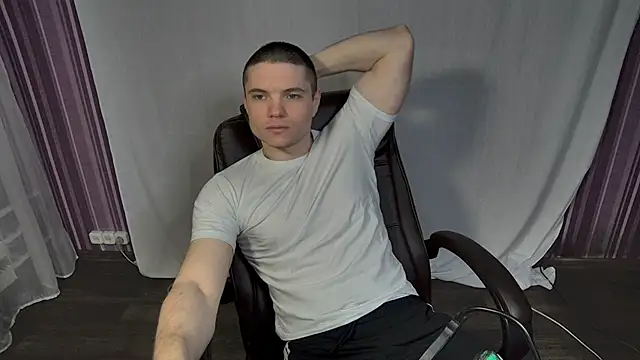 Snapshot of LoveMike1 chatting on 04/14/26, 04:56 LoveMike1 online show from 04/14/26, 04:56