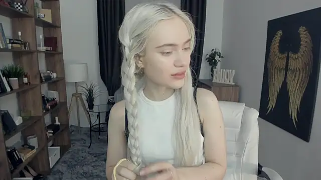 KristalCrowner online show from 03/01/26, 07:36