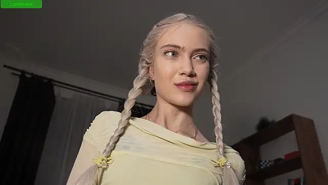 KristalCrowner online show from 04/10/26, 07:21