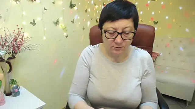 Snapshot of EmilyL0ve chatting on 04/28/26, 05:12 EmilyL0ve online show from 04/28/26, 05:12
