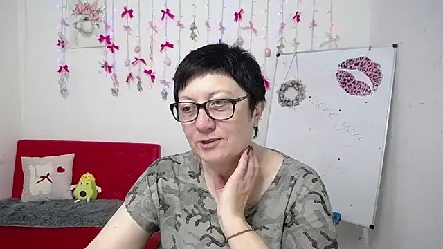 Snapshot of EmilyL0ve chatting on 04/15/26, 05:28 EmilyL0ve online show from 04/15/26, 05:28