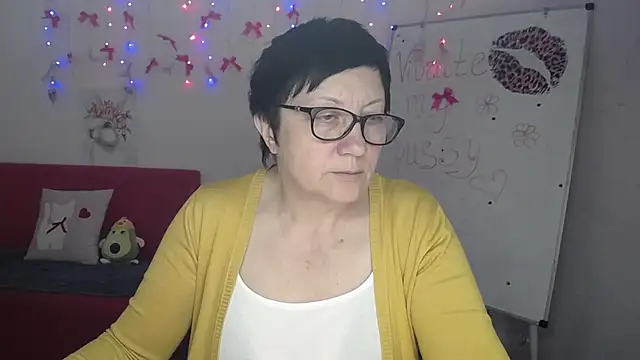 Snapshot of EmilyL0ve chatting on 05/02/26, 05:29 EmilyL0ve online show from 05/02/26, 05:29