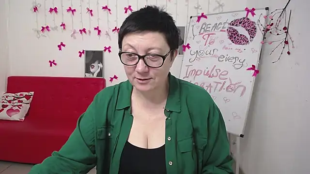 Snapshot of EmilyL0ve chatting on 03/16/26, 06:21 EmilyL0ve online show from 03/16/26, 06:21