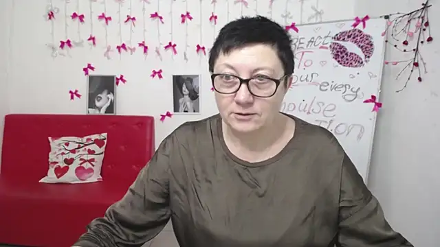 Snapshot of EmilyL0ve chatting on 03/04/26, 06:15 EmilyL0ve online show from 03/04/26, 06:15