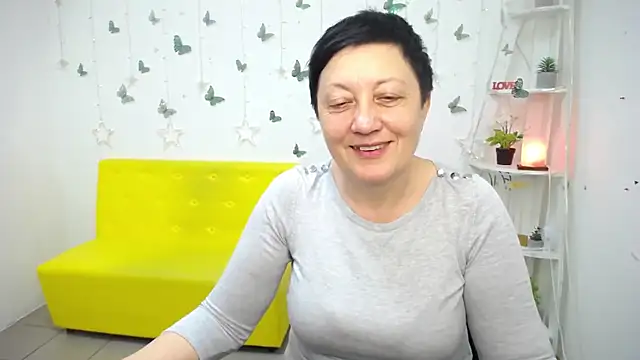 Snapshot of EmilyL0ve chatting on 05/15/26, 05:11 EmilyL0ve online show from 05/15/26, 05:11