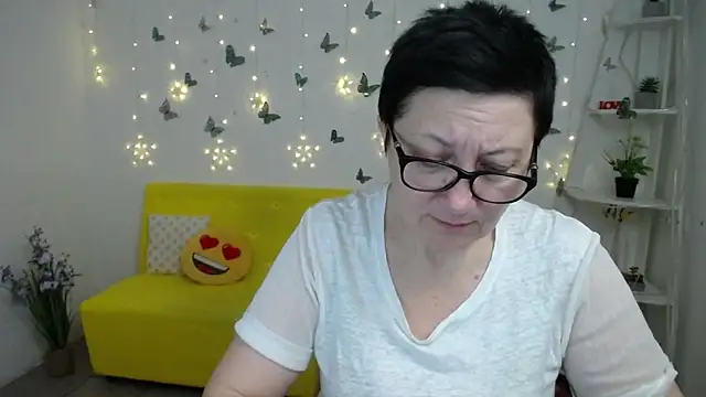 Snapshot of EmilyL0ve chatting on 03/08/26, 02:04 EmilyL0ve online show from 03/08/26, 02:04