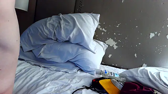 Snapshot of cloudyplay661 chatting on 04/14/26, 01:43 cloudyplay661 online show from 04/14/26, 01:43