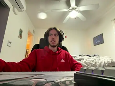 Snapshot of YummyDin chatting on 01/14/26, 09:18 YummyDin online show from 01/14/26, 09:18