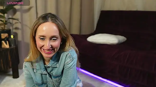 Emely Moon online show from 04/09/26, 07:09