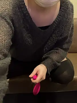 Snapshot of pon05240 chatting on 04/14/26, 05:01 pon05240 online show from 04/14/26, 05:01