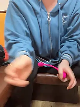 Snapshot of pon05240 chatting on 03/27/26, 10:22 pon05240 online show from 03/27/26, 10:22