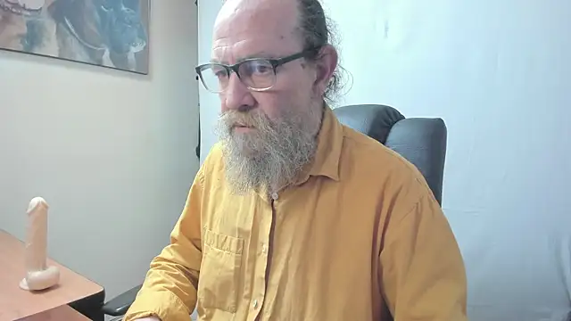 Snapshot of Uncle_Hottie chatting on 03/03/26, 05:42 Uncle Hottie online show from 03/03/26, 05:42
