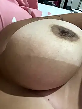 Snapshot of AnneM5 chatting on 01/07/26, 05:23 AnneM5 online show from 01/07/26, 05:23